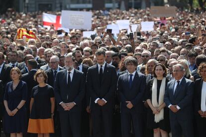 Minuto de silencio en la barcelonesa plaza de Cataluña por los atentados terroristas yihadistas de La Rambla de Barcelona y Cambrils, desde la izquierda: Carme Forcadell, Soraya Sáenz de Santamaría, Mariano Rajoy, el rey Felipe VI, Carles Puigdemont, Ada Colau y Juan Ignacio Zoido, el 18 de agosto de 2017.