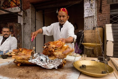Un vendedor de 'mechoui' (cordero asado a fuego lento) en la medina de Marraquech.