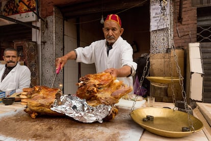 Un vendedor de 'mechoui' (cordero asado a fuego lento) en la medina de Marraquech. 