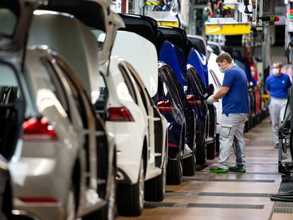 Un trabajador en la línea de ensamblaje de una fábrica de Volkswagen en Wolfsburg, Alemania.