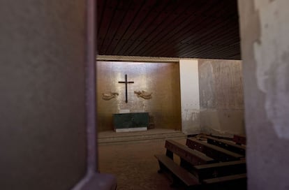 Interior de la Iglesia en el que se puede apreciar el paso del tiempo. Pese a ello, la cruz, el altar y los asientos continúan en su sitio.