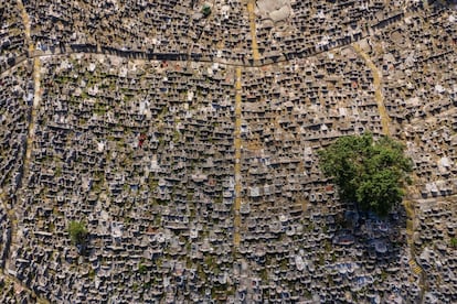 Os cemitérios, saturados, têm filas intermináveis de altares e columbários. Na cultura chinesa é importante visitar e limpar os túmulos de seus ancestrais, o que gera intensa competição pelos espaços no cemitério. Um columbário privado pode custar 1 milhão de dólares de Hong Kong (cerca de 400.000 reais). Na imagem, um cemitério em Hong Kong, em 5 de novembro de 2018.