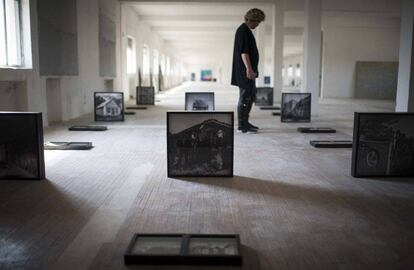 Néstor Prieto, entre las fotografías de Orest Antoshkiv, en la nueva sede de la Neomudéjar.