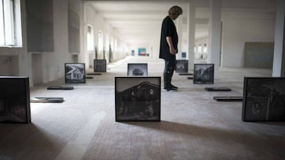 Néstor Prieto, entre las fotografías de Orest Antoshkiv, en la nueva sede de la Neomudéjar.