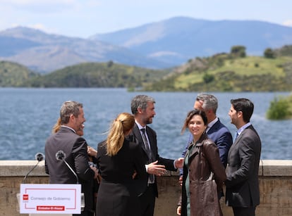 El consejero de Cultura, Turismo y Deporte, Mariano de Paco, la consejera de Familia, Juventud y Asuntos Sociales, Ana Dávila, el consejero de Presidencia, Justicia y Administración Local, Miguel Ángel García, la presidenta de la Comunidad de Madrid, Isabel Díaz Ayuso, y el consejero de Educación y Universidades, Emilio Viciana, durante la reunión extraordinaria del Consejo de Gobierno celebrada en el embalse de El Atazar, a 20 de mayo de 2025, en Madrid (España). 