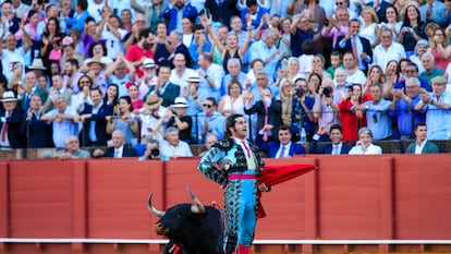 Morante, ante el toro Ligerito de Domingo Hernández, al que cortó las dos orejas y el rabo en la Feria de Abril de 2023.