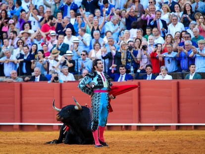 Morante, ante el toro Ligerito de Domingo Hernández, al que cortó las dos orejas y el rabo en la Feria de Abril de 2023.