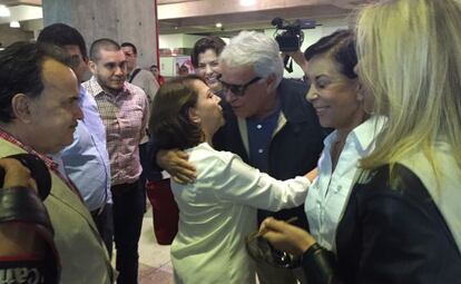 Mulher do opositor abraça Felipe González no aeroporto.