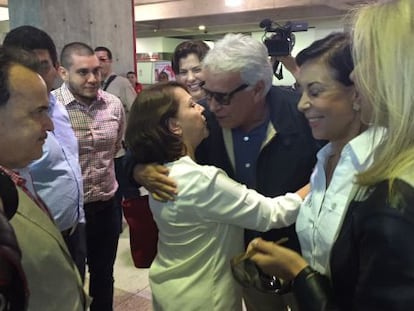 Mulher do opositor abraça Felipe González no aeroporto.