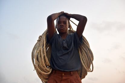 Alrededor de 1.800.000 niños de entre 5 y 14 años son forzados a trabajar en Ghana. Sus labores suelen estar relacionadas con la pesca, actividad que implica a toda la familia. Los niños se encargan de tareas peligrosas como recoger y colocar las redes en los barcos. Esta práctica está muy extendida en las grandes ciudades del litoral atlántico ghanés, y unos 49.000 niños pueden verse a diario trabajando en botes en el lago Volta, según un estudio elaborado por la ONG Ubelong. La pesca es un sector relevante en el país pues ocupa a más del 10% de la población. Sin embargo, está en decadencia por la sobreexplotación, la contaminación y el cambio climático.