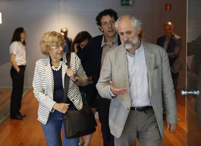 La alcaldesa de Madrid, Manuel Carmena, con el coordinador general de la Alcaldía, Luis Cueto.