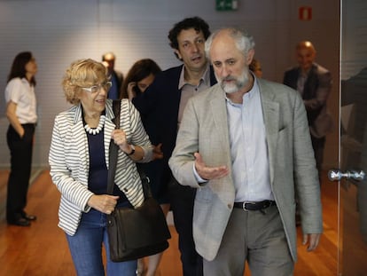 La alcaldesa de Madrid, Manuel Carmena, con el coordinador general de la Alcald&iacute;a, Luis Cueto.