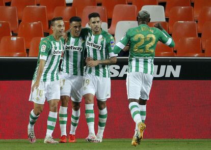 Desde la izquierda, Canales, Tello, Sanabria y Emerson celebran el segundo gol del Betis, del propio Tello, este sábado ante el Valencia en Mestalla.