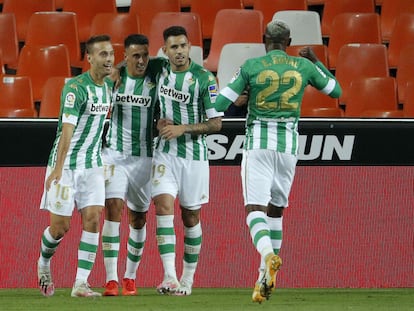 Desde la izquierda, Canales, Tello, Sanabria y Emerson celebran el segundo gol del Betis, del propio Tello, este sábado ante el Valencia en Mestalla.