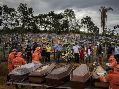 Un grupo de personas asiste a un sepelio en una tumba colectiva, el 23 de abril de 2020, en un área abierta en el cementerio Nossa Senhora Aparecida, en la ciudad de Manaos, Amazonas.