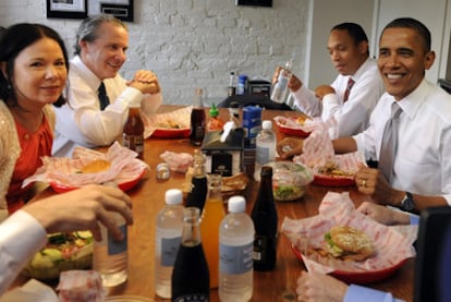 Obama celebra su 50 cumpleaños junto a miembros de su equipo de la Casa Blanca, el 3 de agosto de 2011