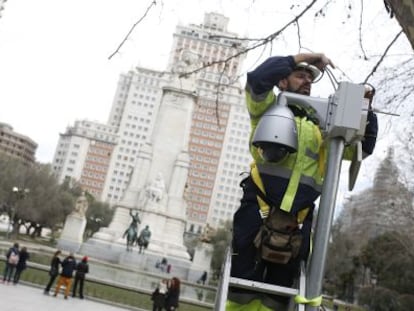 Un operario instala una c&aacute;mara de vigilancia en la plaza de Espa&ntilde;a.