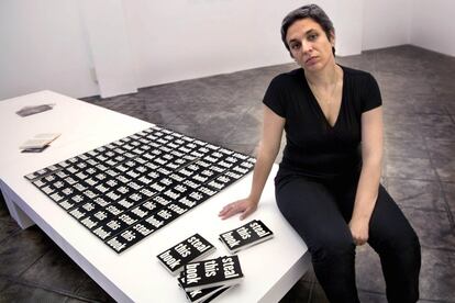 Dora García, que ocupa el quinto puesto del informe, al lado de una de sus obras expuestas en la Galería ProjecteSD de Barcelona, en 2009.