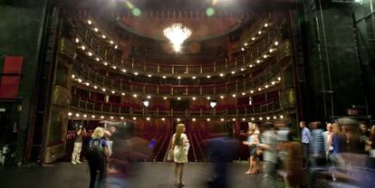 Un grupo de visitantes sobre el escenario del teatro Español.