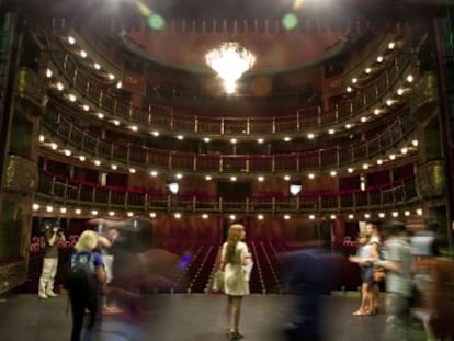 Un grupo de visitantes sobre el escenario del teatro Espa&ntilde;ol.