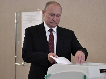 El presidente Vladímir Putin deposita su voto este domingo en Moscú.