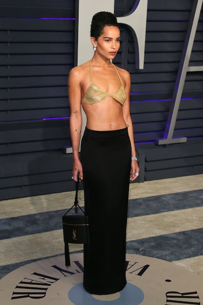 Zoe Kravitz, intérprete en Big Little Lies,  sin miedo al frío: vistió un top dorado y joyas, ambos de Tiffany & Co., y bolso de Yves Saint Laurent.