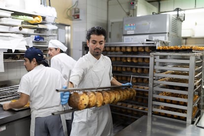 Joe Moratones elabora los panetones en la pastelería Foix de Sarrià, donde incluso confita la fruta de forma artesanal.
