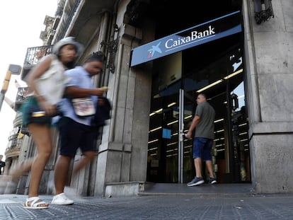 Una oficina de Caixabank a la Gran Via de les Corts Catalanes, Barcelona.