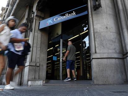 Una oficina de Caixabank a la Gran Via de les Corts Catalanes, Barcelona.