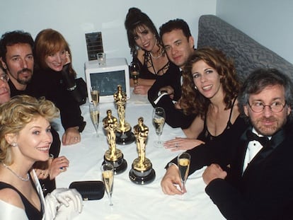 A mesa com mais estrelas do Oscar de 1994. Na esquerda, a atriz Kate Capshaw (casada com Steven Spielberg), Elton John, Bruce Springsteen e Patti Scialfa (membro da E Street Band, casada com Bruce). À direita, Spielberg, Rita Wilson, atriz e casada com Tom Hanks, que está ao lado.
