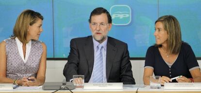 Mariano Rajoy, flanqueado por Dolores de Cospedal (izquierda) y Ana Mato, en la reunión del Comité Ejecutivo del PP.