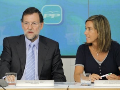 Mariano Rajoy, flanqueado por Dolores de Cospedal (izquierda) y Ana Mato, en la reunión del Comité Ejecutivo del PP.