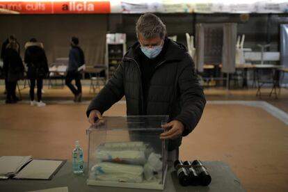 Ambiente en el mercado de la Sagrada Familia, en Barcelona. El miedo al virus ha disparado también el voto por correo, que se ha triplicado respecto a 2017 por la situación sanitaria.