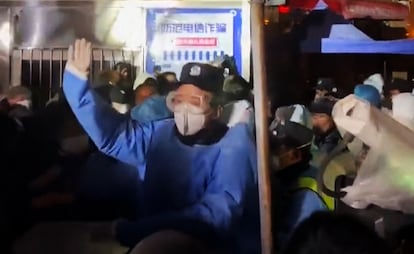 Captura de vídeo donde se puede ver la protesta en Urumqi contra las restricciones del Gobierno.