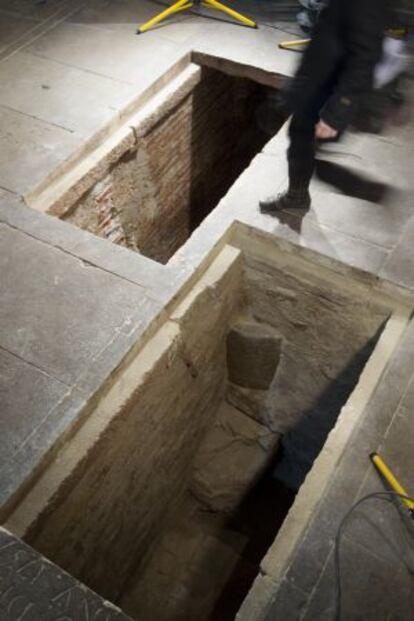 Las dos sepulturas excavadas junto al altar de la iglesia que contenían restos romanos.