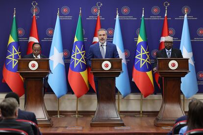 El ministro turco de Exteriores, Hakan Fidan (centro), con sus homólogos de Somalia y Etiopía, el pasado martes en Ankara.