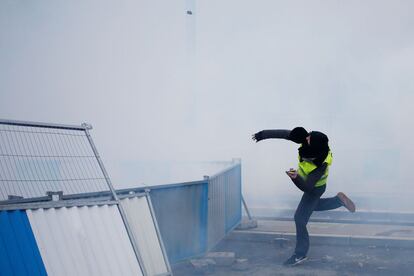 Un manifestante se enfrenta a la policía lanzando un adoquín en Caen.