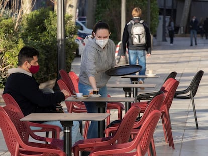 Una camarera atiende una mesa en una terraza en Cartagena, este miércoles.