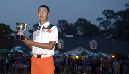 Guan, con el trofeo al mejor amateur.