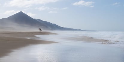 Cofete (Fuerteventura). Es uno de los puntos de peregrinación de todo visitante a la isla canaria y también una de las playas más valoradas por los viajeros por su idílica imagen. Impresiona su longitud: 12 kilómetros parapetados por el macizo montañoso de Jandía, en un paisaje de naturaleza salvaje que contrasta con la enigmática casa de los Winter y el pequeño pueblo de aire ‘hippie’.  Ocupa una ubicación privilegiada dentro del parque natural de Jandía, y su entorno y sus finas arenas de tonos anaranjados consiguen transmitir una gran sensación de paz y tranquilidad.