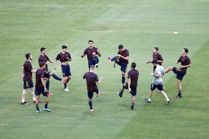 Los jugadores de la selección española calientan antes del inicio del partido ante Suecia, celebrado este lunes en Sevilla.