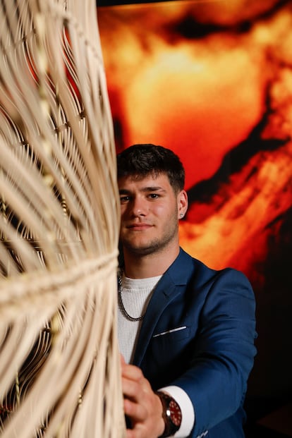 Juan Manuel Marcilla continúa con el oficio familiar de la artesanía de mimbre. (Foto: Matías Uris)