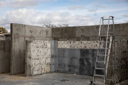 Desmontaje de las placas en eel cementerio de La Almudena el pasado mes de noviembre,
 