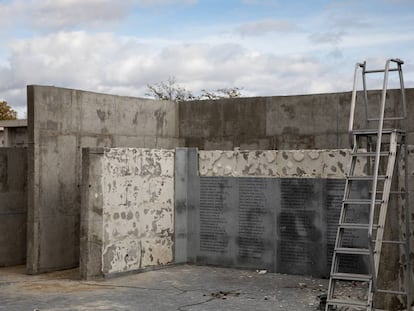 Desmontaje de las placas en eel cementerio de La Almudena el pasado mes de noviembre,
 