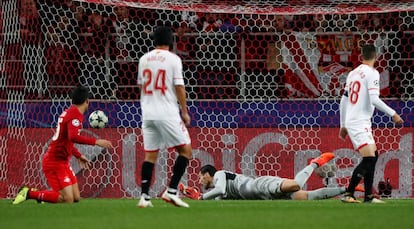 Denis Glushakov (no aparece) en la imagen marca el tercer gol del equipo ruso.