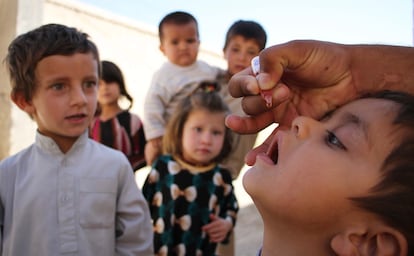 Un trabajador de la salud administra una vacuna contra la poliomielitis a un niño en Kabul, Afganistán, en 2016.