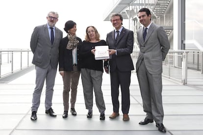 De izquierda a derecha: Miguel Falomir, director del Museo del Prado; Paloma Botín, miembro del Patronato y de la Comisión Asesora de Artes Plásticas de la Fundación Botín; Manuela B. Mena y José Manuel Matilla, directores del catálogo razonado de dibujos de Goya; y Javier Botín, presidente de la Fundación Botín.