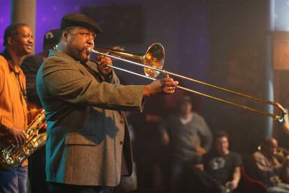 Como muchos msicos, Antoine Batiste (Wendell Pierce) sobrevive con lo que gana tocando con su grupo.