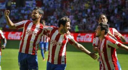 Jugadores del Sporting celebran uno de los goles que les dieron la victoria ante el Leganés.