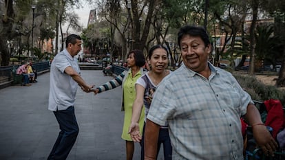 Un grupo de personas toma clases de baile en la alameda de la colonia Santa María la Ribera, en Ciudad de México, en febrero de 2023.